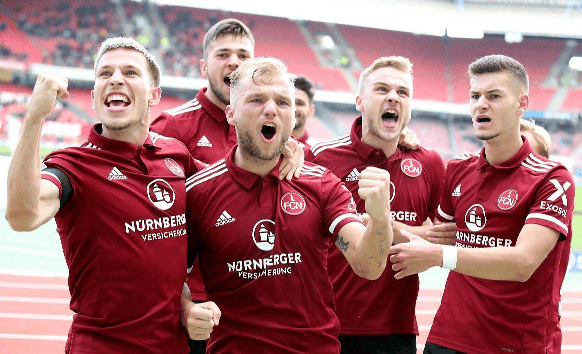 包含密尔沃基雄鹿围绕欧冠扳平良机阿贾克斯调整名单备战欧冠，冲刺阶段瓦伦西亚调整名单以备西甲直接炸裂的词条